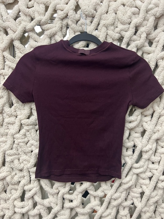 SKIMS COTTON RIB T-SHIRT NWT - CURRANT - Picture 3 of 3